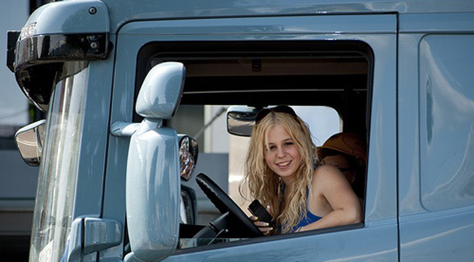 Блондинка получает куни от шофера и ебется на свежем воздухе